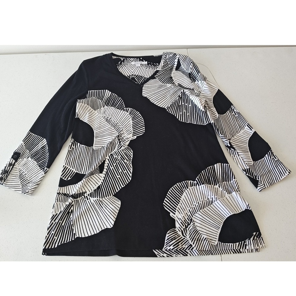 Chic's Women Size Small Black White Used Abstract Floral V-Neck Knit Top